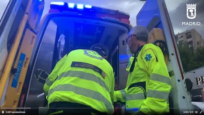 Los médicos del Samur atienden a uno de los heridos graves.