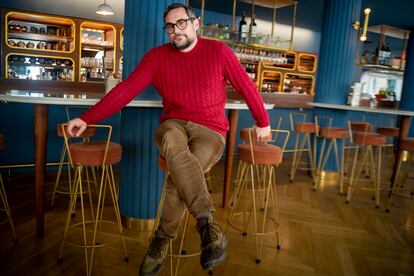 Pere Aznar, en la barra del Hotel de las Letras de Madrid, realizó la entrevista.