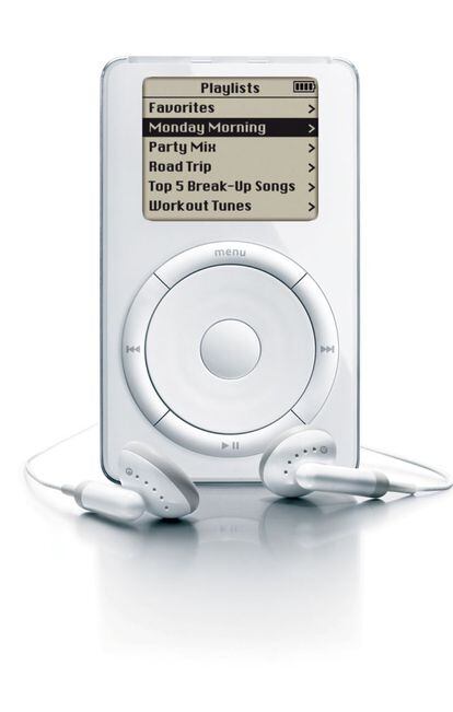 Apple revolucionó de nuevo el mercado con un aparato pensado exclusivamente para la música. En 2001 se presentó el primer iPod, con 5 GB de almacenamiento en un dispositivo blanco más pequeño que una baraja de cartas. Al principio, tanto la prensa como los fans de Apple recibieron el nuevo aparato con escepticismo, y los expertos se preguntaron por qué Apple se metía en el mundo de los reproductores de música. Pero la marca lo tenía claro y compró los derechos de SoundJam MP, un reproductor MP3 para Mac muy conocido, y contrató a tres de sus creadores. Uno de ellos, Jeff Robbin, dirigiría el desarrollo de una aplicación de música digital que nacería de la marca Apple. Llegó iTunes (2001) y Apple buscó el reproductor ideal para él de la mano de Tony Fadell. Todo lo demás llegó rodado. El iPod se popularizó y marcó una época.
