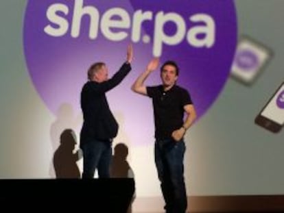 Xabier Uribe-Etxebarria anuncia la tecnolog&iacute;a Sherpa Next en Bilbao, arropado por el que fuera CEO de Apple, John Sculley.