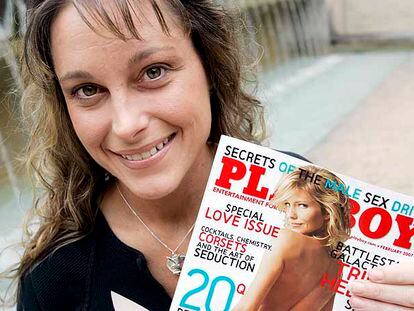 Michelle Manhart, con el ejemplar de <i>Playboy,</i> en el que aparece.