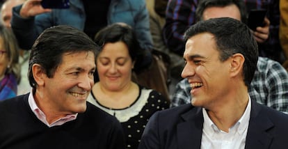 Javier Fernández y Pedro Sánchez durante un acto en Gijón en diciembre de 2010.