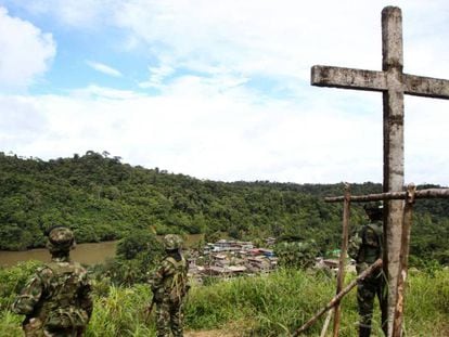 Soldados vigilan el Valle del Cauca, en Colombia, tras la captura de varias toneladas de droga.