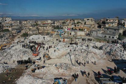 Rescatistas buscaban supervivientes este miércoles entre los escombros de un edificio colapsado en la ciudad siria de Harim.