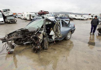 Estado en el que queda un coche tras un accidente ocurrido en la N-1 a su paso por Vitoria. 