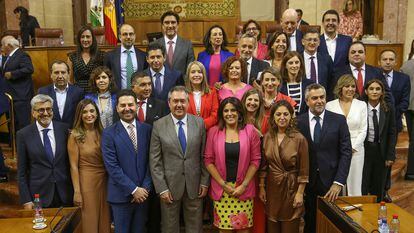 Los 30 diputados que integran el grupo parlamentario del PSOE-A en la Cámara andaluza, con su secretario general, Juan Espadas, en el centro.