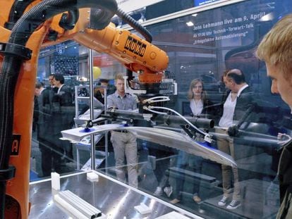 Brazos rob&oacute;ticos expuestos por la compa&ntilde;&iacute;a alemana Kuka en la Feria Industrial de Hannover, Alemania. 