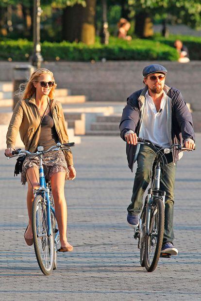 Leonardo Dicaprio y su novia Erin Heatherton han sido los últimos en subirse a las dos ruedas. La pareja disfruta pedaleando por las calles de Nueva York.
