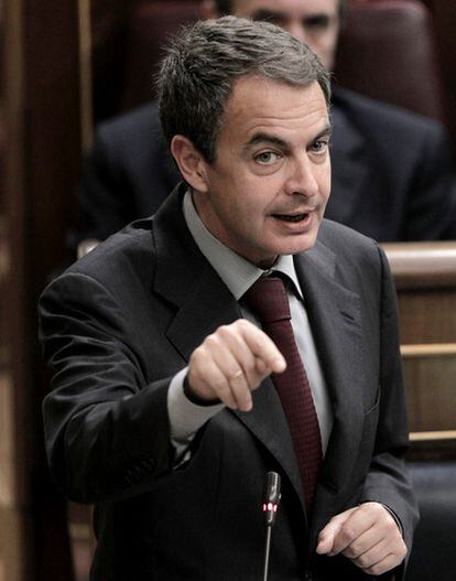 El presidente del Gobierno, José Luis Rodríguez Zapatero, durante una de sus intervenciones en la sesión de control al ejecutivo celebrada en el Congreso.