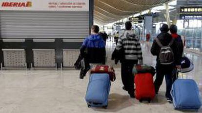 Pasajeros de Iberia en el aeropuerto de Barajas. EFE/Archivo