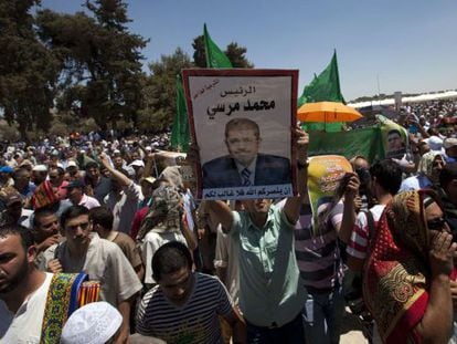 Partidarios de Ham&aacute;s se manifiestan a favor de Mohamed Morsi en Jerusal&eacute;n, el 26 de julio.