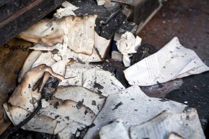 Restos de libros quemados en la librería Proteo.

