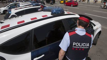 Diversas patrullas de 'mossos' en la ciudad de Barcelona.