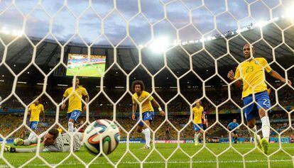 La defensa brasile&ntilde;a, en uno de los goles de Alemania