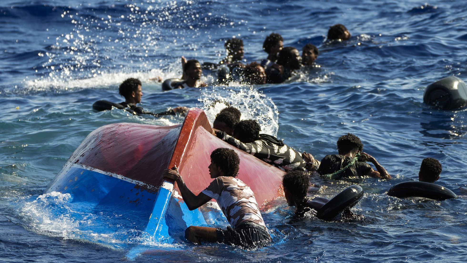 Migrantes africanos arriesgan su vida para llegar a Europa.