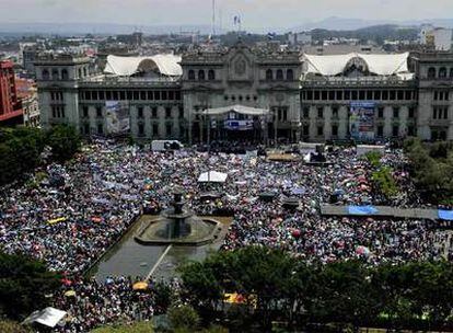 Partidarios de Álvaro Colom se manifiestan en la plaza de la Constitución de Ciudad de Guatemala.