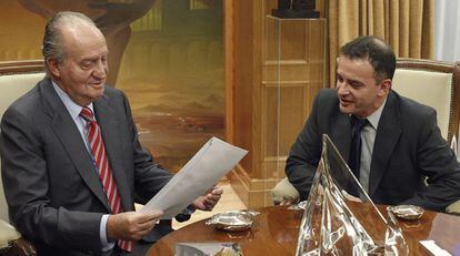 El rey Juan Carlos observa la carta que le ha entregado el diputado de Esquerra Republicana de Catalunya (ERC) Alfred Bosch i Pascual, durante su audiencia.
