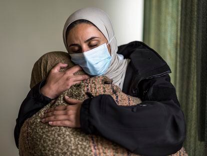 Una traductora de Médicos sin fronteras abraza a Raghda, una expaciente de la ONG en Hebrón. 