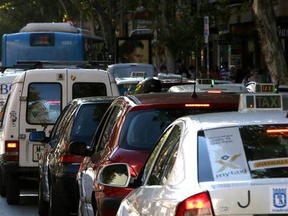 Tráfico en una calle madrileña.