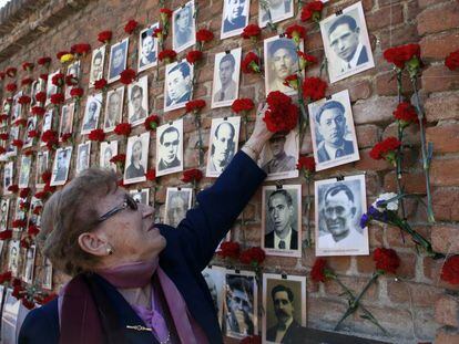 Homenaje a los 3.000 fusilados por el franquismo en el cementerio de La Almudena de Madrid, frente a la tapia contra la que fueron ejecutados.