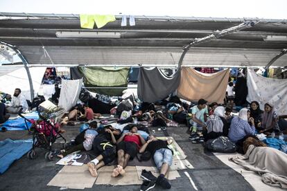 Un grupo de refugiados, en un aparcamiento en Mitilene.