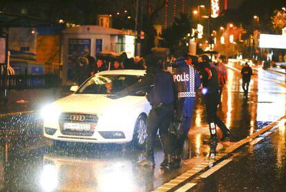 La Policia turca assegura la zona propera a l'atac a la discoteca Reina d'Istanbul.