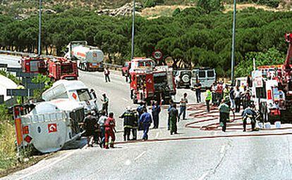 Carriles de la N-VI cortados al tráfico tras el accidente sufrido por un camión cisterna (a la izquierda en la imagen) lleno de combustible.