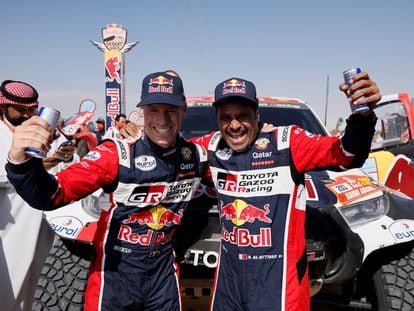 El piloto catarí Nasser Al Attiyah y su copiloto Matthieu Baumel, a su llegada a Yedda como campeones del Rally Dakar.