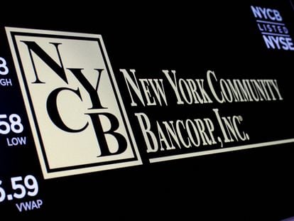 El logo de New York Community Bancorp en una pantalla del parqué de la Bolsa de Nueva York.