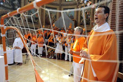 El sacerdote Paul Vlaar durante la misa celebrada para que Holanda ganase el Mundial