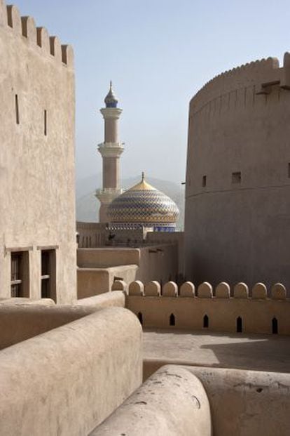 La fortaleza de Nizwa, en Omán, y, al fondo, la Gran Mezquita.