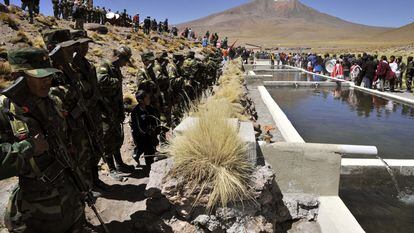 Un grupo de militares bolivianos monta guardia frente a un cauce del río Silala, en la frontera entre Bolivia y Chile, durante un acto en marzo de 2013.