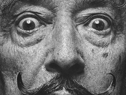 La alucinada mirada y el insolente bigote de Dalí, captados en 1978 durante una entrevista en el hotel Palace de Madrid.