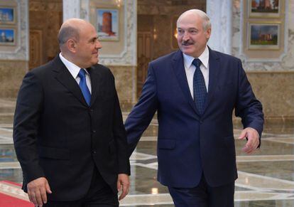 El primer ministro ruso, Mijaíl Mishustin (izquierda) junto al presidente bielorruso, Aleksandr Lukashenko, este jueves en el Palacio de la Independencia en Minsk.
