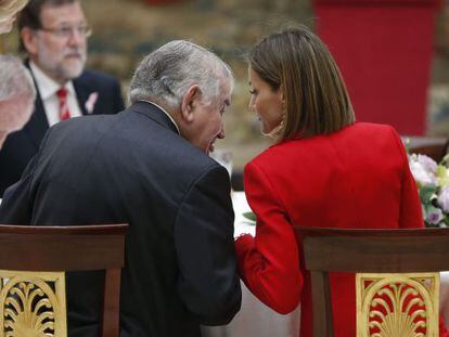 La reina Letizia conversa con el poeta y premio Cervantes Antonio Gamoneda, hoy en el almuerzo en el Palacio Real de El Pardo.