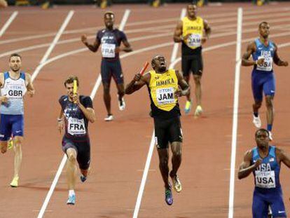 El gigante jamaicano se lesiona a 50 metros de la línea de meta en su carrera final. Gran Bretaña consigue el oro, Estados Unidos, la plata y Japón, el bronce