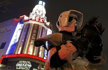Un hombre vestido como un Storm Trooper posa delante del cine Grand Rex antes de la proyección en París.