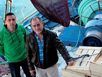 El patrón Andrés Jarauta (derecha) y el armador Juan Manuel Vázquez, a bordo de uno de los barcos que faenan en la zona.