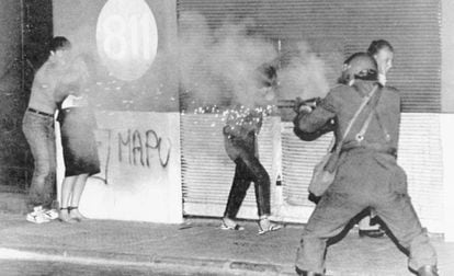 Policías antidisturbios disparan gases lacrimógenos contra manifestantes opositores a la dictadura de Pinochet, el 18 de noviembre de 1983.