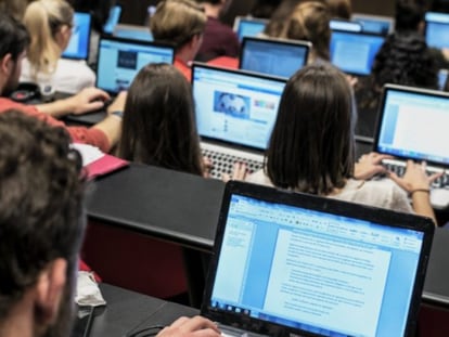 Un grupo de alumnos asiste a clase con su ordenador personal.