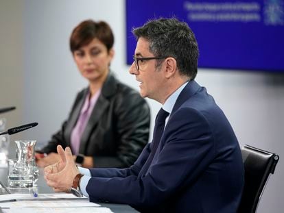 La ministra portavoz del Gobierno, Isabel Rodríguez, y el ministro de la Presidencia, Félix Bolaños, este lunes en su conferencia de prensa en La Moncloa.