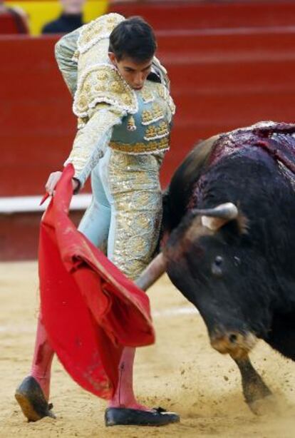 Jiménez Fortes pasa de muleta al quinto toro de la tarde, al que cortó una oreja.