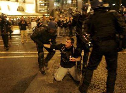 La policia detiene a un manifestante en París