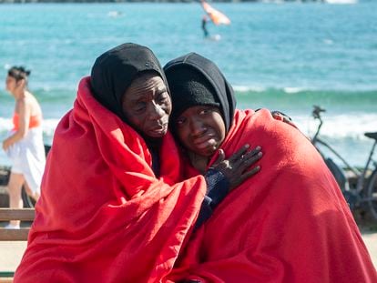 Dos de los 48 migrantes que llegaron el 26 de diciembre a bordo de una lancha neumática a la costa de Teguise, en Lanzarote.
