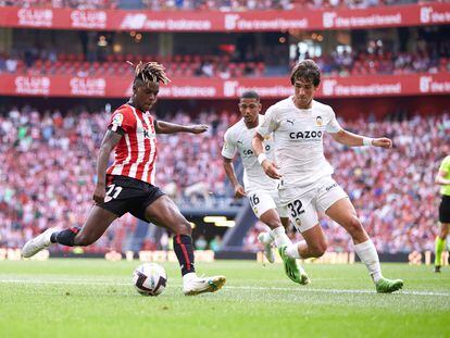 Nico Williams centra el balón ante la presión de Jesús Vázquez durante el Athletic-Valencia de este domingo.