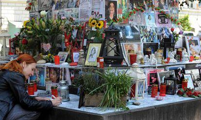 A un año de la muerte del Rey del pop, su nombre no hace otra cosa que producir ingresos. Se calcula que cla venta de sus discos ha dejado unos 101,25 millones de euros de recaudación. En la foto una mujer se arrodilla al lado de las flores y cartas dedicadas a Michael Jackson junto a un monumento en Münich. Los seguidores conmemoran el primer aniversario de la muerte de la superestrella, nacido el 29 de agosto de 1958 en Gary (Indiana) y fallecido el 25 de junio de 2009 en Los Ángeles.