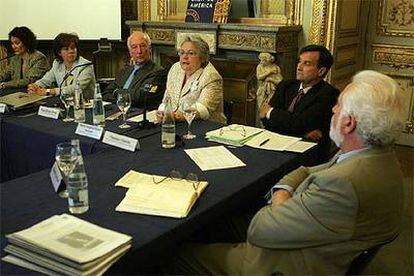 Celia López Chávez, Almudena Hernández, Miguel Ángel Ochoa, María Ángeles Pérez Samper, Thomas Chávez y Eduardo Garrigues (de izquierda a derecha), ayer en la Casa de América.