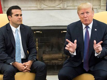 Donald Trump, junto al gobernador de Puerto Rico, Ricardo Rossello, este jueves en la Casa Blanca.