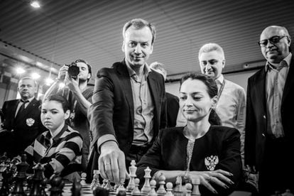 Arkadi Dvórkovich, nuevo presidente de la FIDE, hace el saque de honor en el encuentro Rusia-China de la Olimpiada Femenina.
