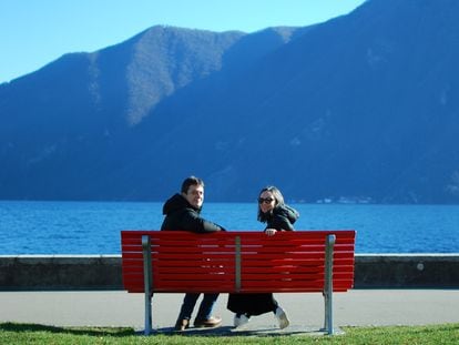 Manuel Bartual y Carmen Pacheco ante el lago Lugano de Suiza, durante su viaje en 2022 para preparar el 'podcast' patrocinado 'Blum'.